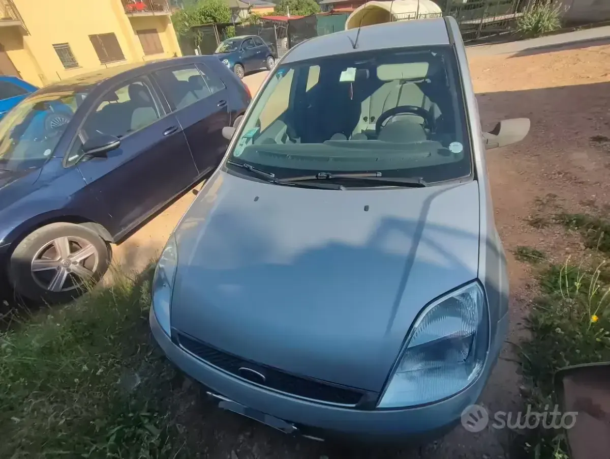 Usata Ford Fiesta Ghia 80 CV (58 kW) 2002 Grigio Utilitaria