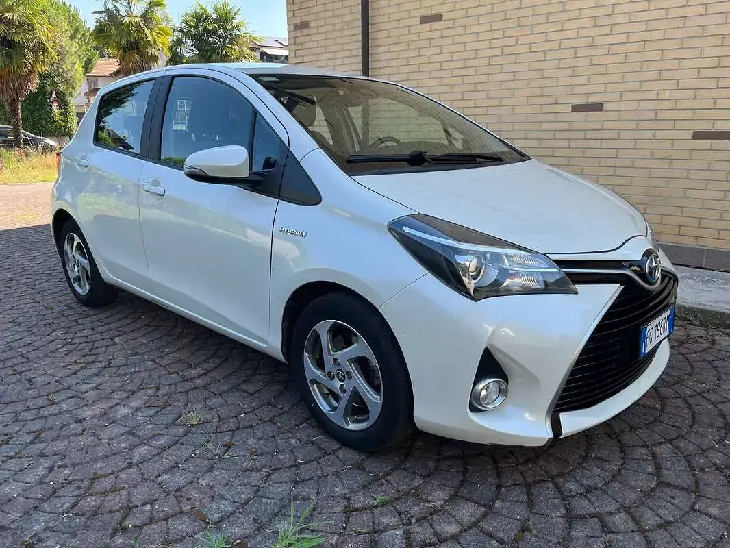 Usata Toyota Yaris Hybrid Active 73 CV (53 kW) 2016 Bianco Berlina