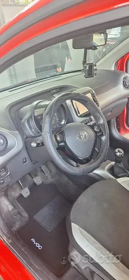 Usata Toyota Aygo 69 CV (50 kW) 2017 Rosso Utilitaria