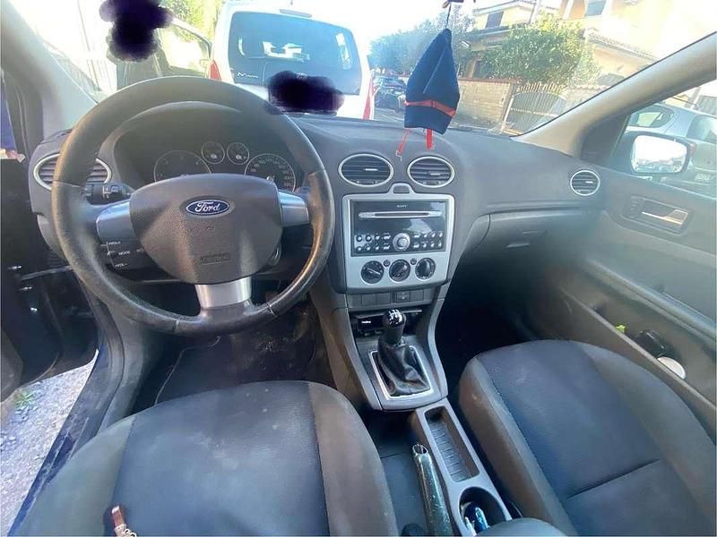 Begagnad Ford Focus 90 HK (66 kW) 2006 Blå Sedan