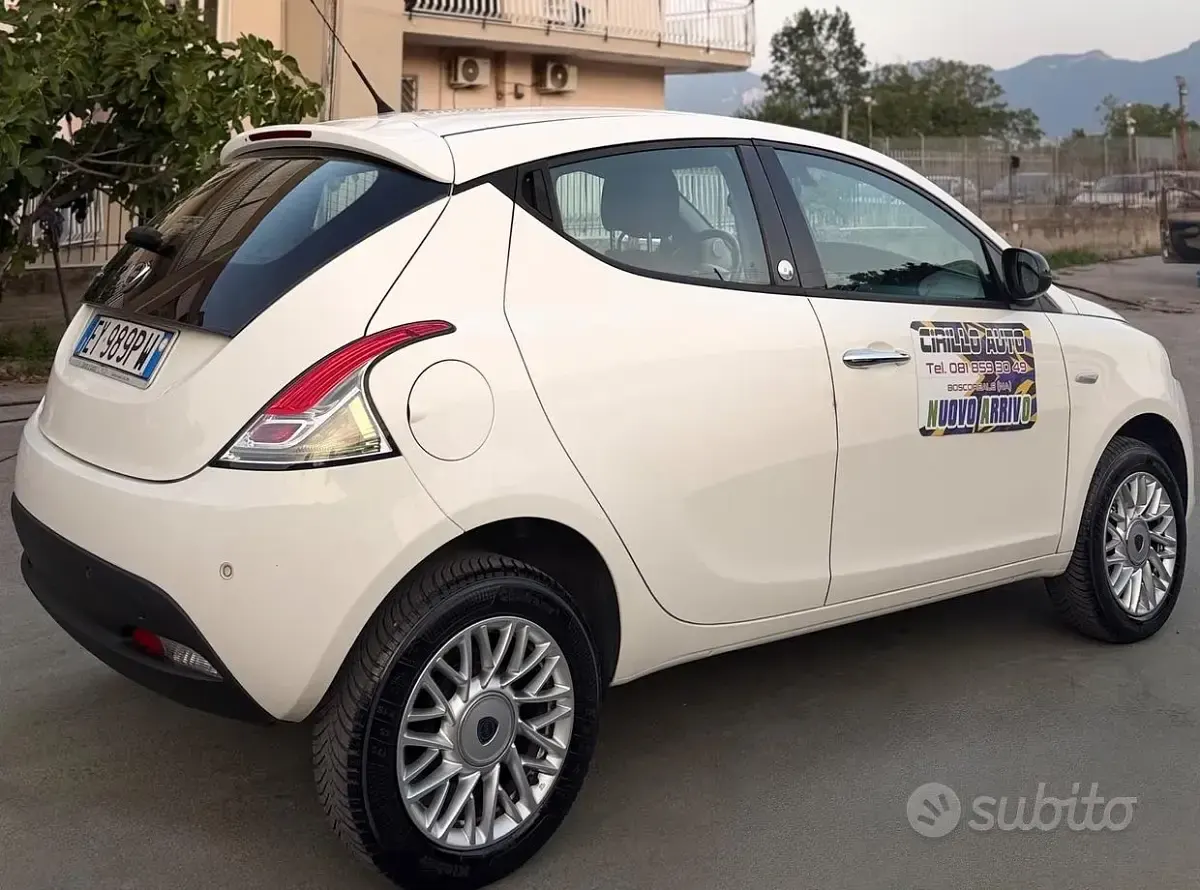 Usata Lancia Ypsilon 84 CV (61 kW) 2015 Bianco Utilitaria