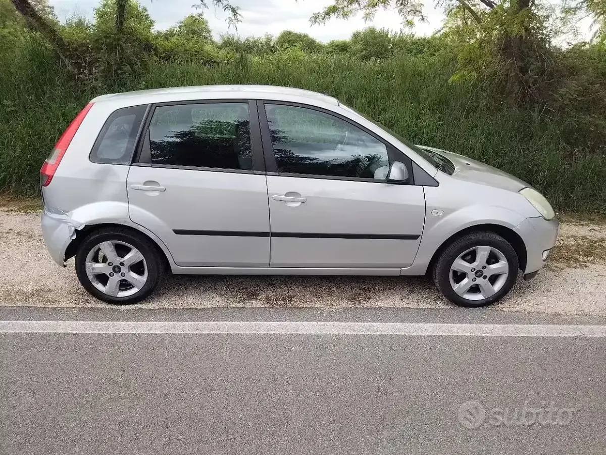 Usata Ford Fiesta 75 CV (55 kW) 2005 Grigio Utilitaria