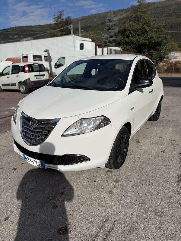 Bianco Usata 2014 Lancia Ypsilon Platinum Due volumi | 5999 € (Buon prezzo) - Immagine 1/4