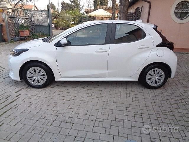 Usado Toyota Yaris Active 72 CV (52 kW) 2023 Blanco Utilitario