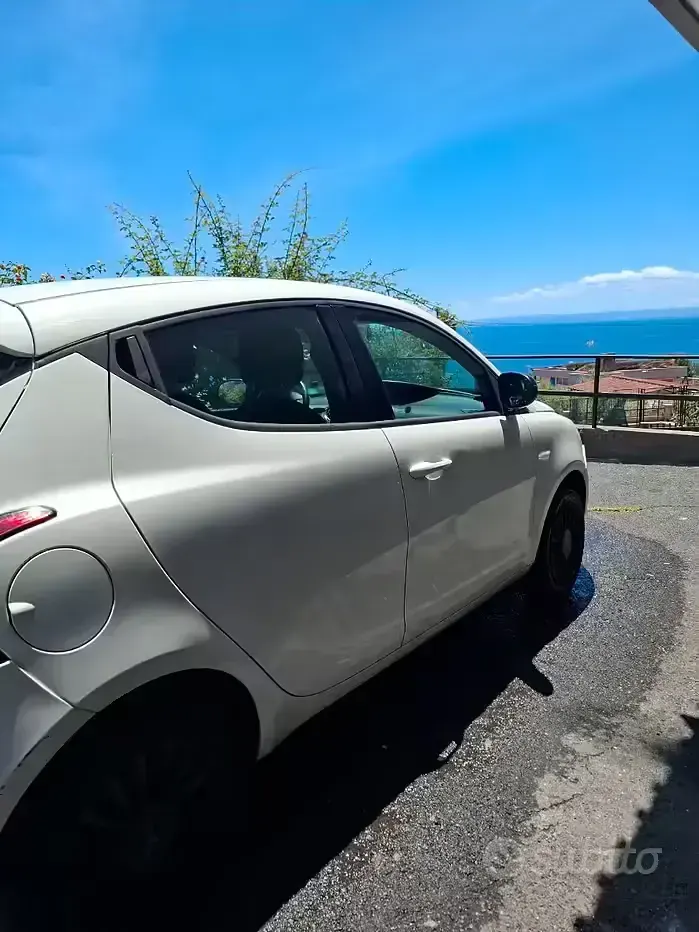 Usata Lancia Ypsilon 80 CV (58 kW) 2013 Bianco Utilitaria
