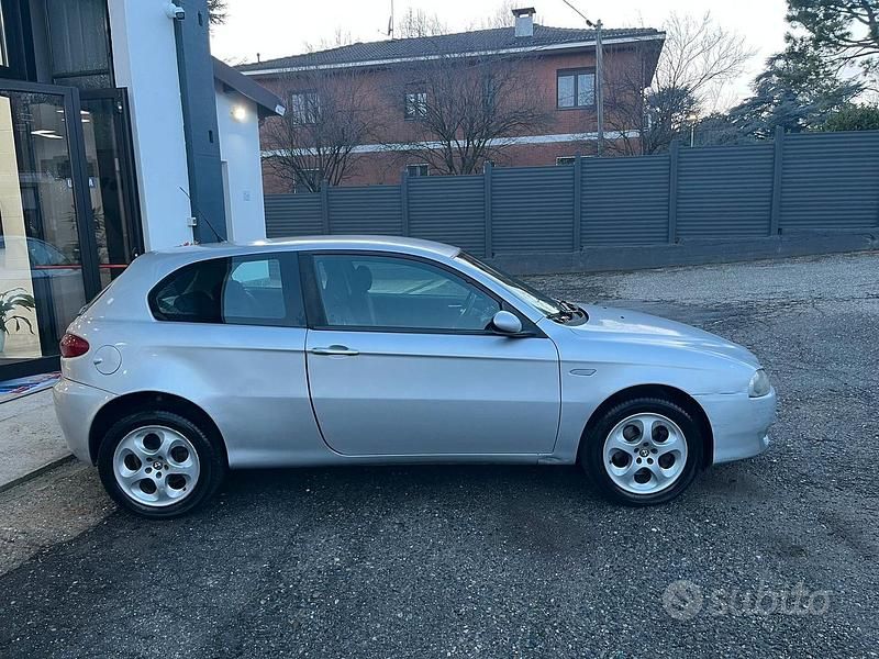 Usata Alfa Romeo 147 105 CV (77 kW) 2008 Grigio Utilitaria