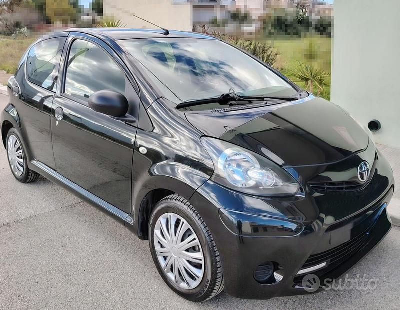 Nero Usata 2014 Toyota Aygo Due volumi | 5200 € (Ottimo prezzo) - Immagine 1/4