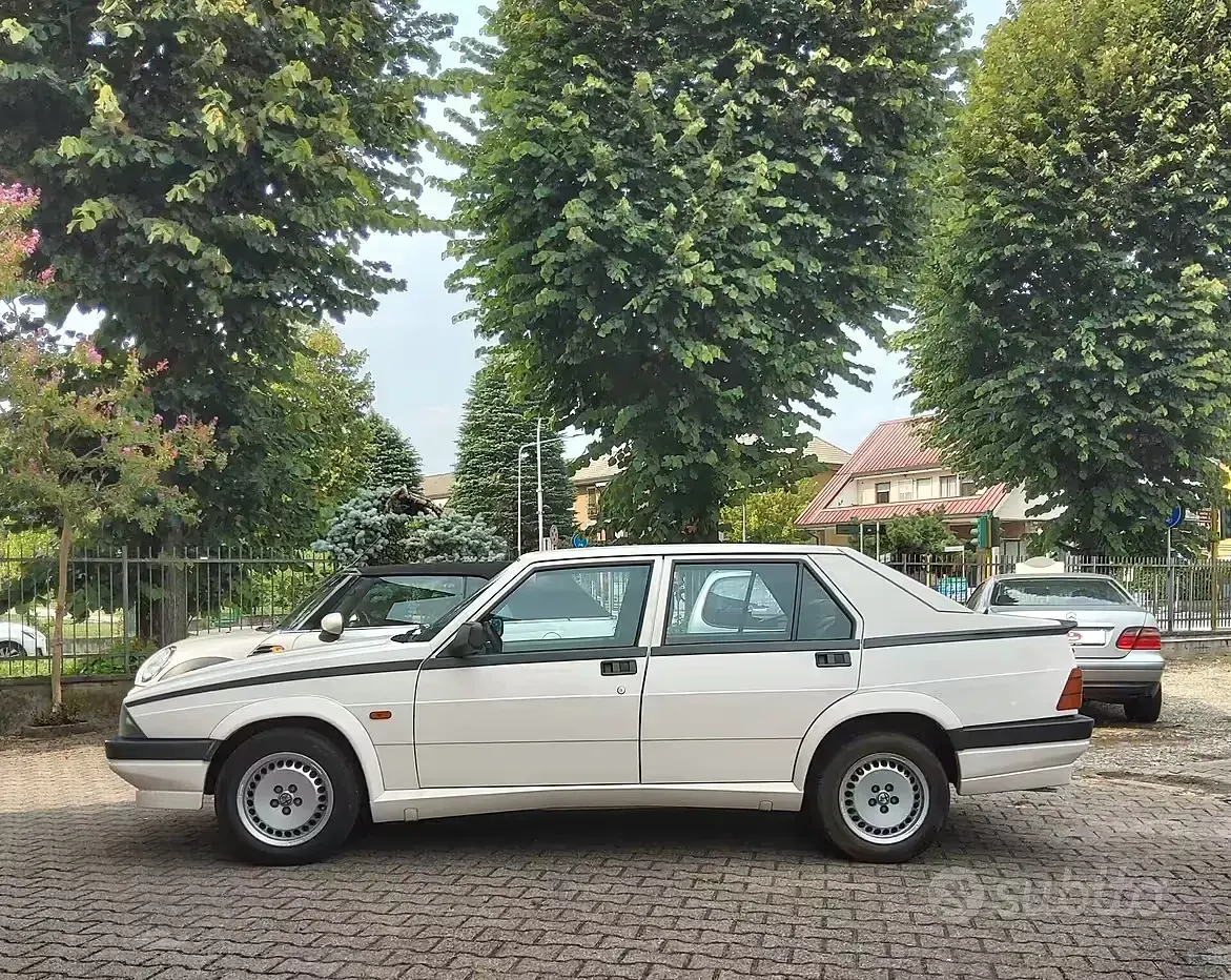 Usata Alfa Romeo 75 148 CV (108 kW) 1987 Bianco Berlina