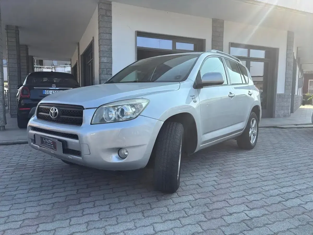 Usata Toyota RAV4 Sol 136 CV (100 kW) 2007 Argento SUV