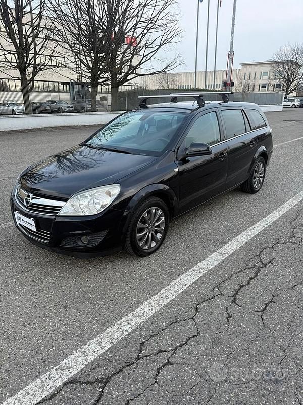 Usata Opel Astra 110 CV (80 kW) 2010 Blu Station wagon