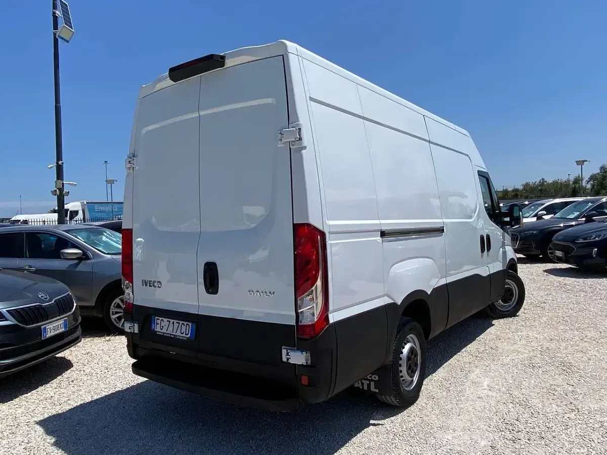 Usata Iveco Daily 145 CV (106 kW) 2016 Bianco Furgone