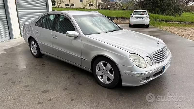 Usata Mercedes E220 150 CV (110 kW) 2004 Grigio Berlina
