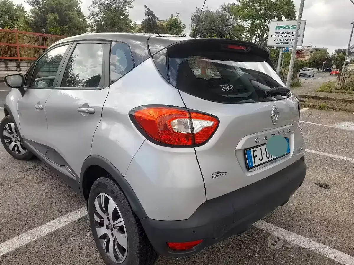 Usado Renault Captur Zen 90 CV (66 kW) 2017 Gris SUV