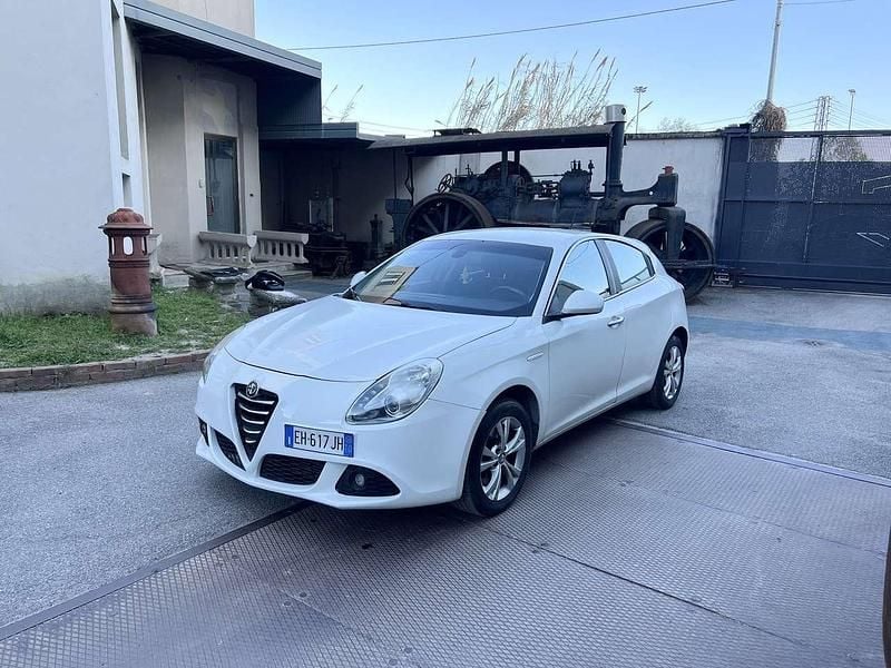 Usata Alfa Romeo Giulietta Distinctive 170 CV (125 kW) 2011 Bianco Utilitaria