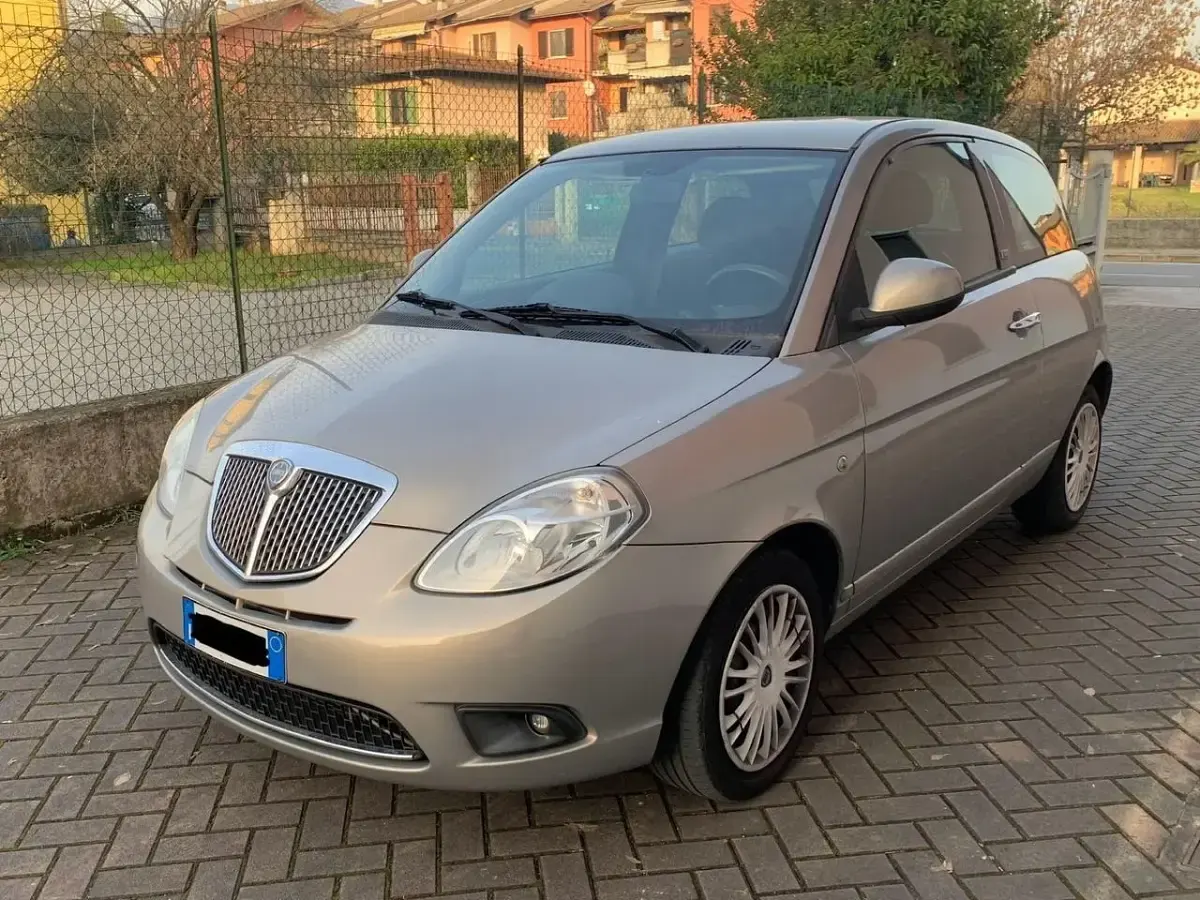 Usata Lancia Ypsilon Silver 75 CV (55 kW) 2011 Marrone Utilitaria