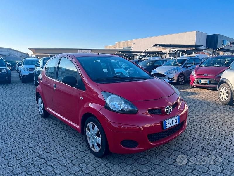 Rosso Usata 2011 Toyota Aygo Connect Style Due volumi | 3990 € (Buon prezzo) - Immagine 1/4