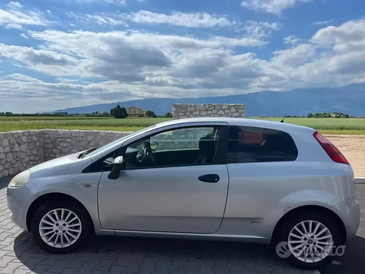 Usata Fiat Grande Punto 75 CV (55 kW) 2007 Grigio Utilitaria