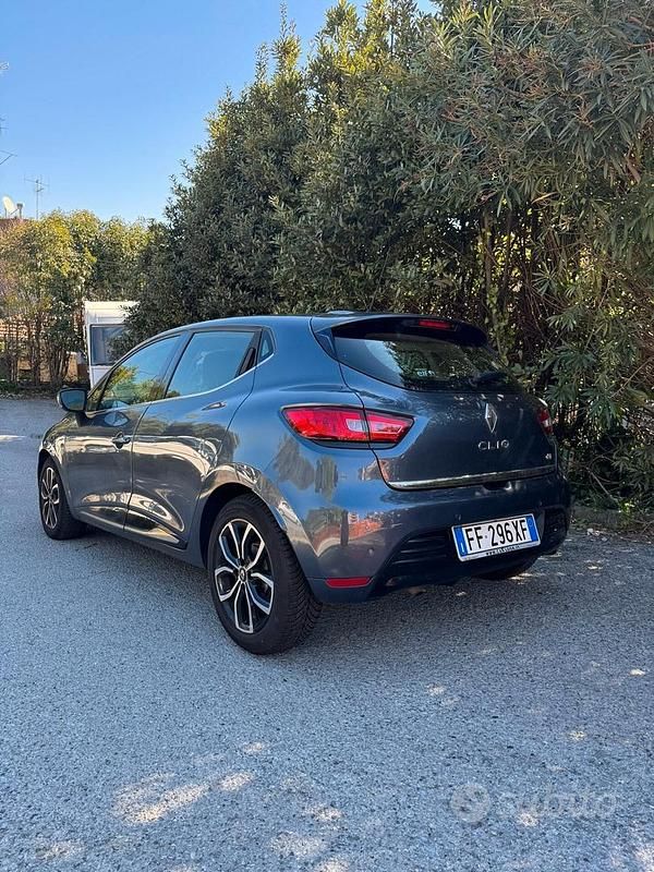Käytetty Renault Clio IV Zen 75 HP (55 kW) 2017 Harmaa Sedan