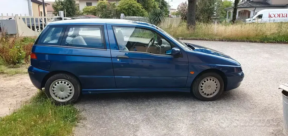 Usata Alfa Romeo 145 103 CV (75 kW) 2000 Blu Utilitaria
