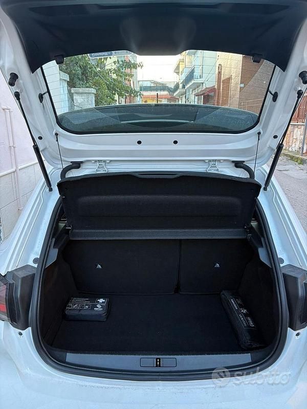 Usata Peugeot 208 Active 74 CV (54 kW) 2019 Bianco Utilitaria