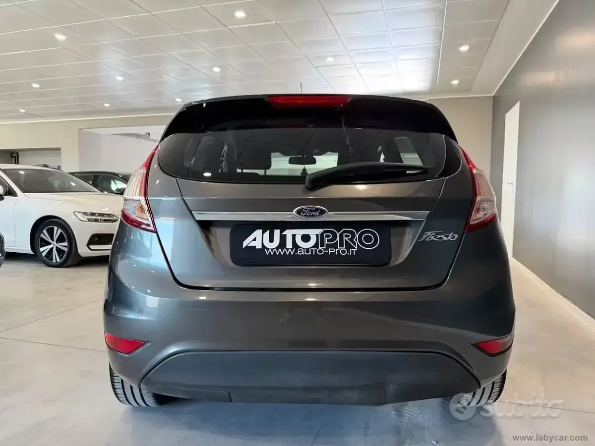 Usata Ford Fiesta Titanium 95 CV (69 kW) 2016 Grigio Utilitaria