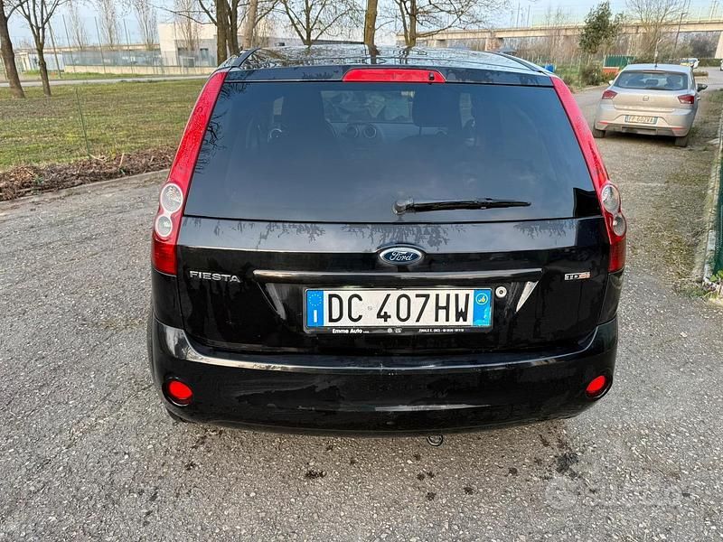Usata Ford Fiesta 68 CV (50 kW) 2006 Nero Utilitaria
