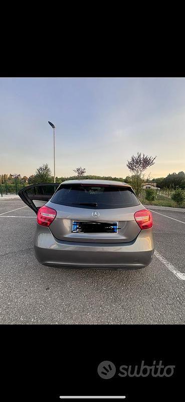 Usata Mercedes A180 109 CV (80 kW) 2013 Grigio Berlina