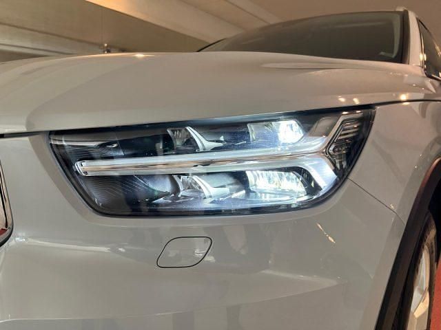 Usata Volvo XC40 Momentum 197 CV (144 kW) 2019 Bianco metallizzato SUV