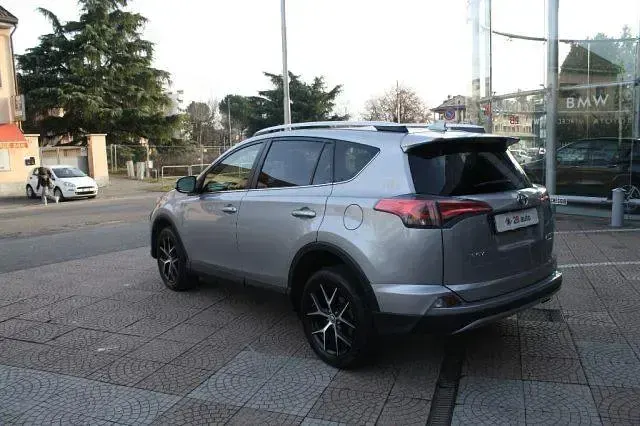 Begagnad Toyota RAV4 Hybrid Lounge 155 HK (114 kW) 2017 Grå SUV