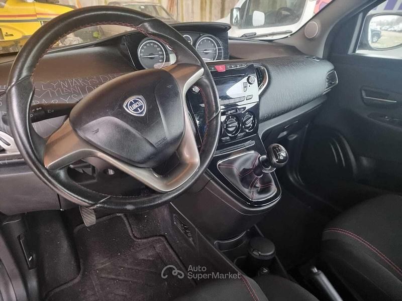 Usata Lancia Ypsilon 84 CV (61 kW) 2014 Viola Utilitaria