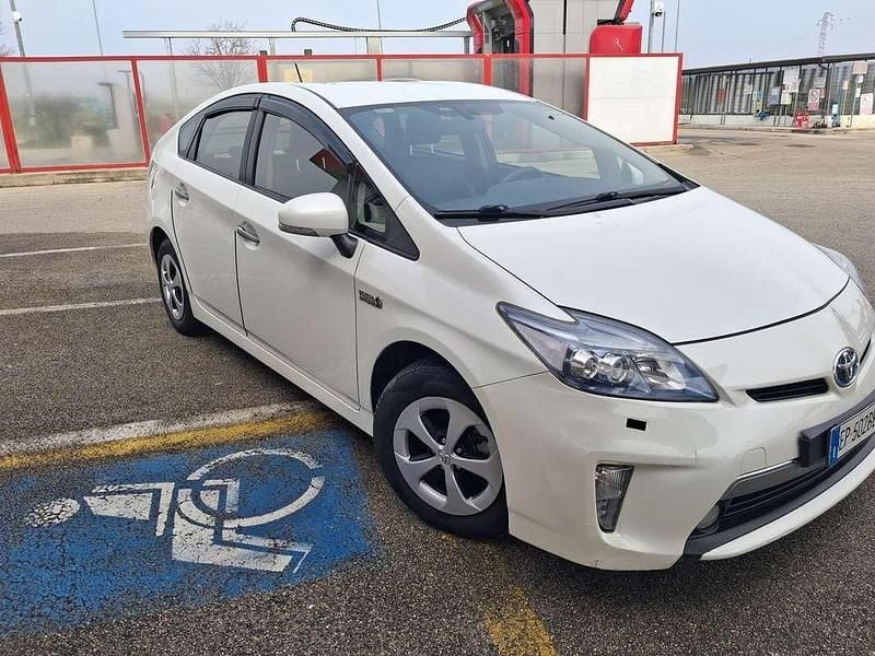 Usata Toyota Prius 99 CV (72 kW) 2013 Bianco Berlina