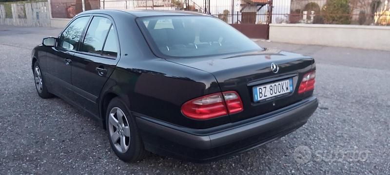 Usata Mercedes E240 136 CV (100 kW) 2002 Nero Berlina