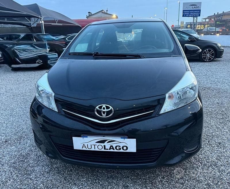 Nero Usata 2012 Toyota Yaris Active Tre volumi | 5900 € (Buon prezzo) - Immagine 1/4