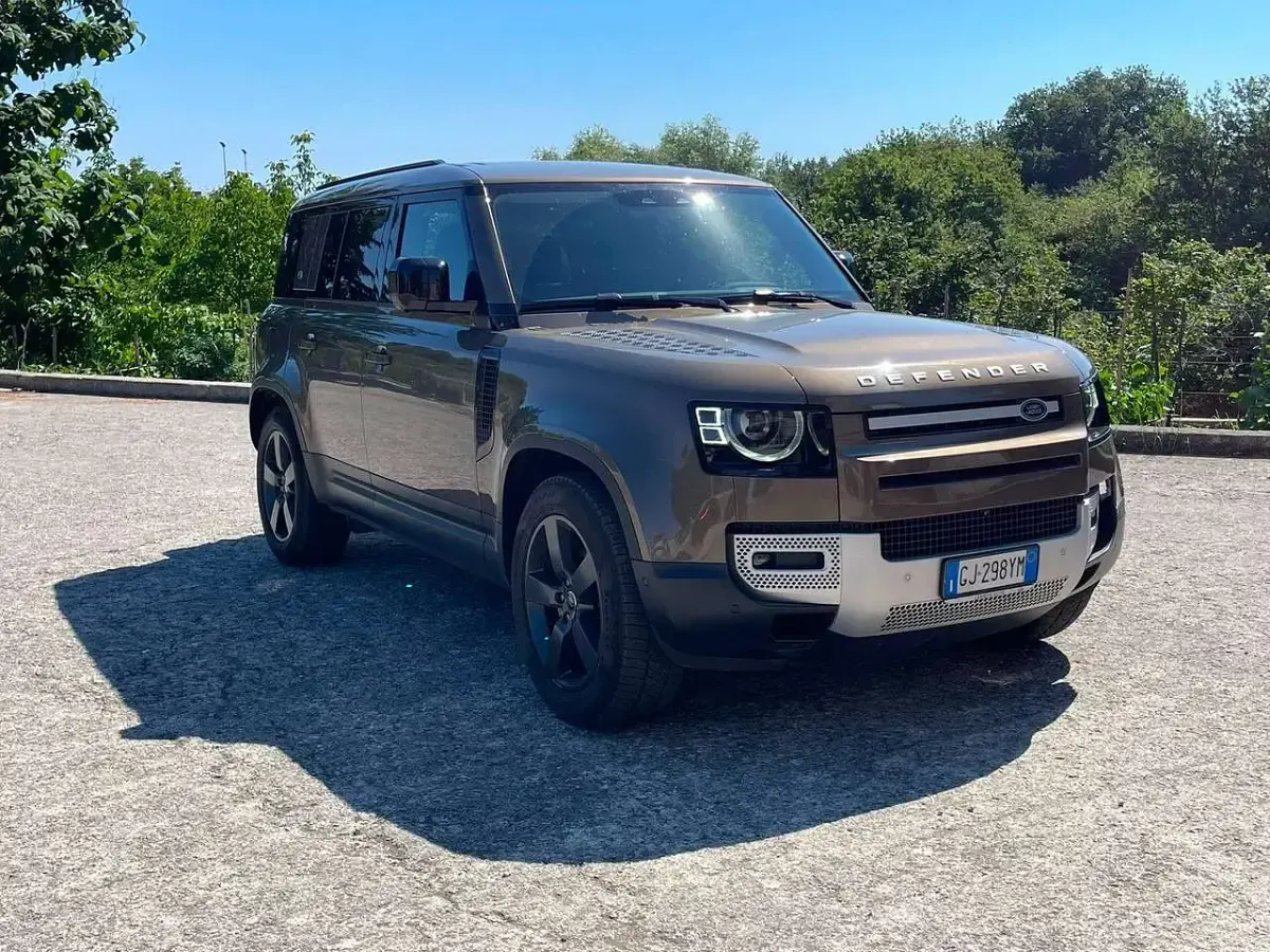 Usata Land Rover Defender SE 200 CV (147 kW) 2022 Gondwana stone SUV