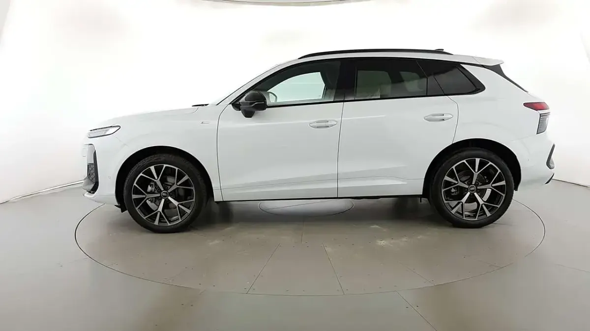 Nuova Audi Q3 S-Line 150 CV (110 kW) 2026 Bianco ghiaccio metallizzato SUV