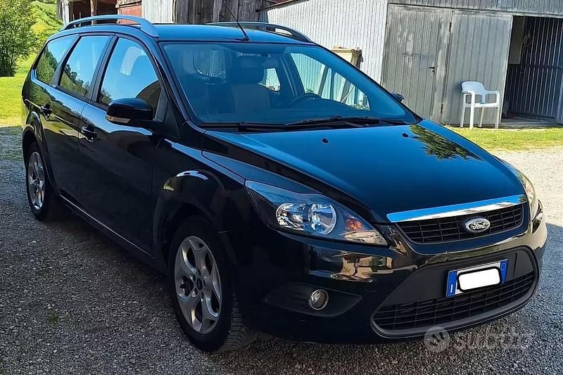 Begagnad Ford Focus 2011 Svart Kombi