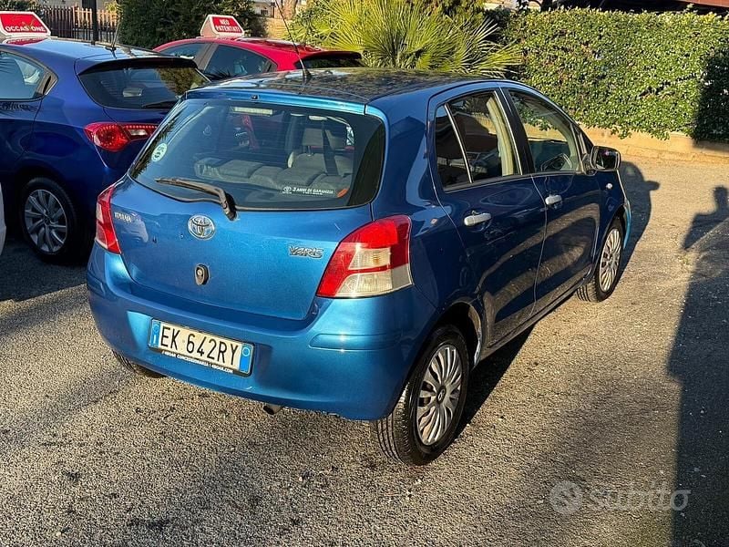 Usata Toyota Yaris Sol 101 CV (74 kW) 2011 Blu Utilitaria