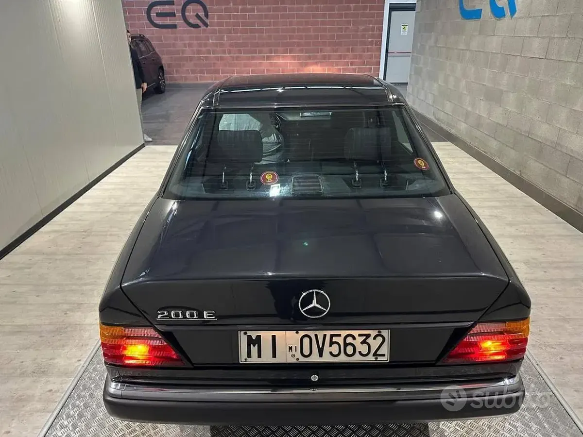 Usata Mercedes 200 122 CV (89 kW) 1991 Grigio Berlina