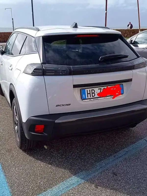 Usata Peugeot 2008 Allure 101 CV (74 kW) 2024 Bianco SUV