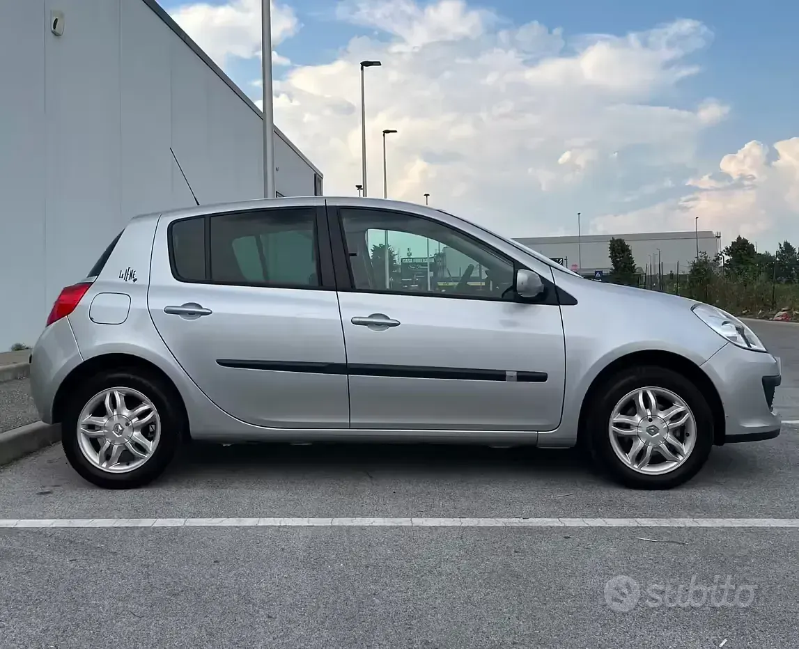 Usata Renault Clio II LE 75 CV (55 kW) 2007 Grigio Berlina