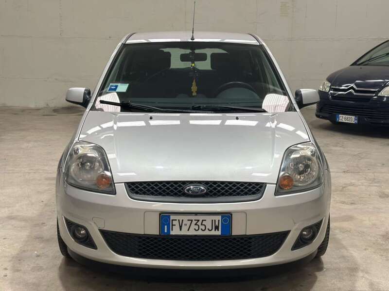 Usata Ford Fiesta 75 CV (55 kW) 2008 Argento Utilitaria