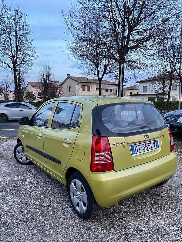 Usata Kia Picanto Spirit 61 CV (44 kW) 2006 Verde Utilitaria