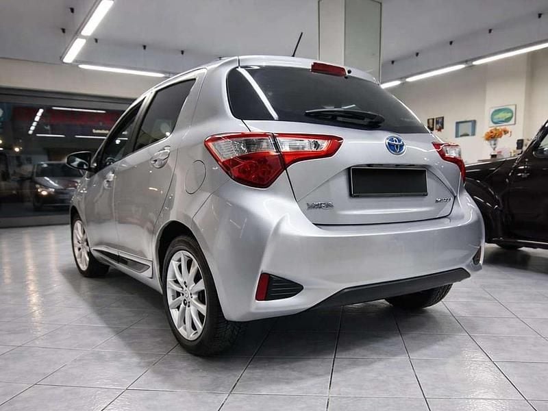 Brugt Toyota Yaris Hybrid Active 101 HK (74 kW) 2018 Sølv Sedan