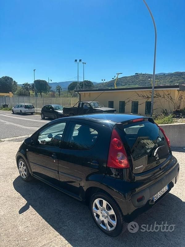 Käytetty Peugeot 107 68 HP (50 kW) 2010 Musta Viistoperä
