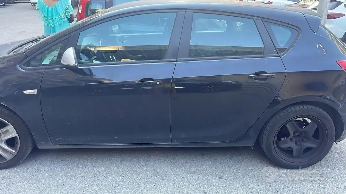 Usata Opel Astra 95 CV (69 kW) 2010 Nero Berlina