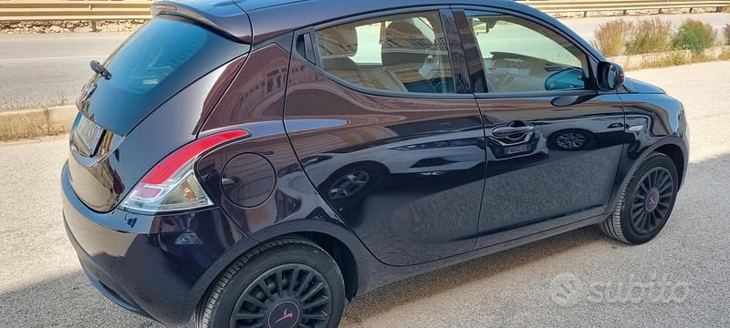 Usata Lancia Ypsilon 69 CV (50 kW) 2014 Nero Utilitaria