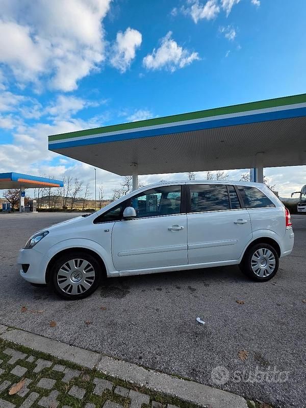Usata Opel Zafira Edition 150 CV (110 kW) 2011 Bianco Monovolume