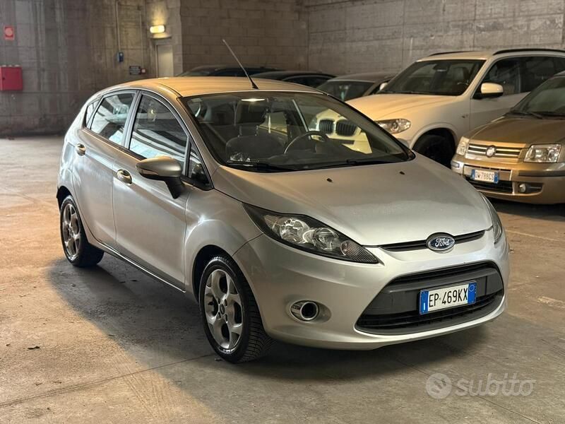 Usata 2012 Ford Fiesta Due volumi | 3200 € (Buon prezzo) - Immagine 1/4