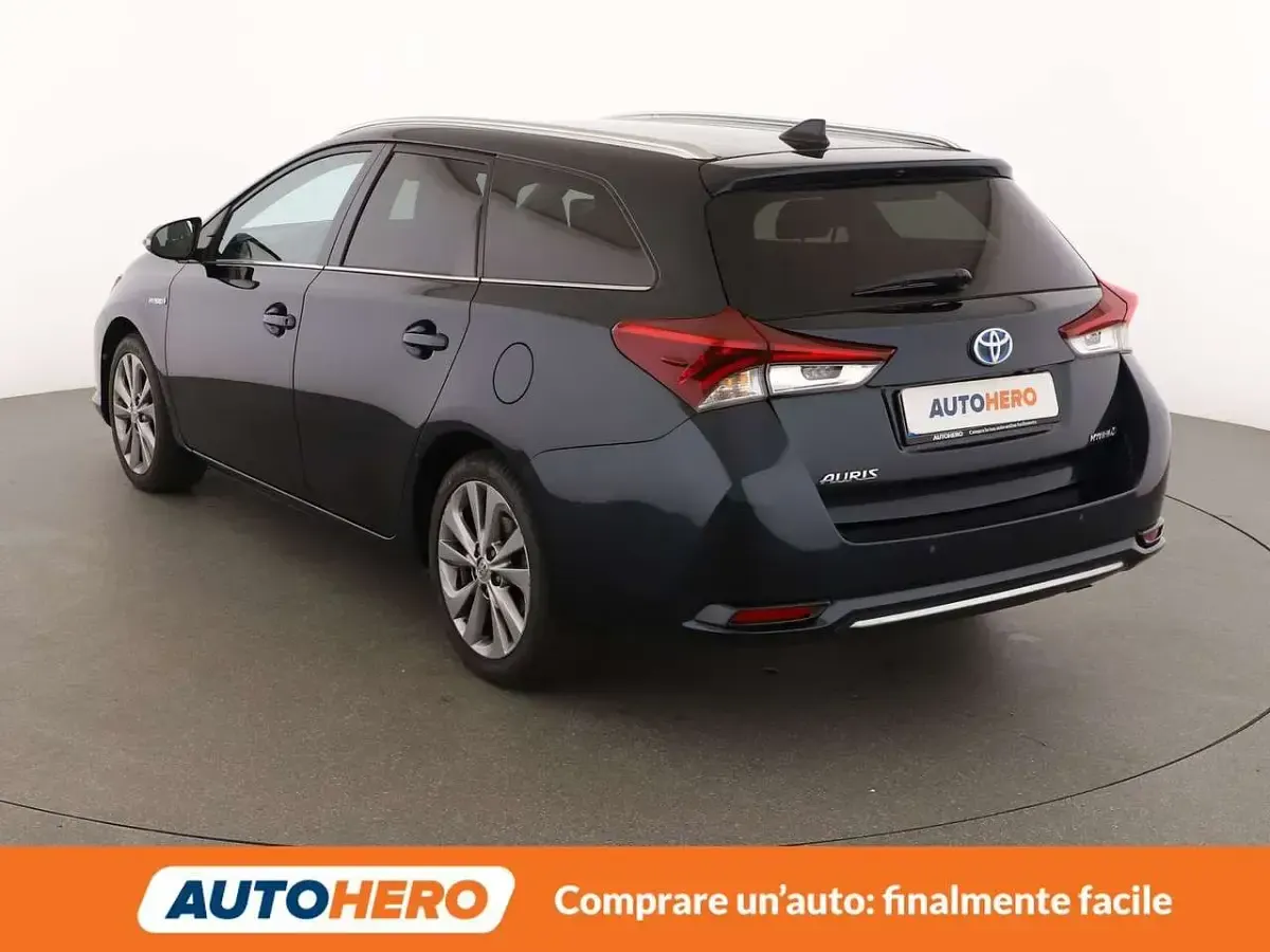 Usata Toyota Auris Hybrid Lounge 136 CV (100 kW) 2017 Nero Station wagon
