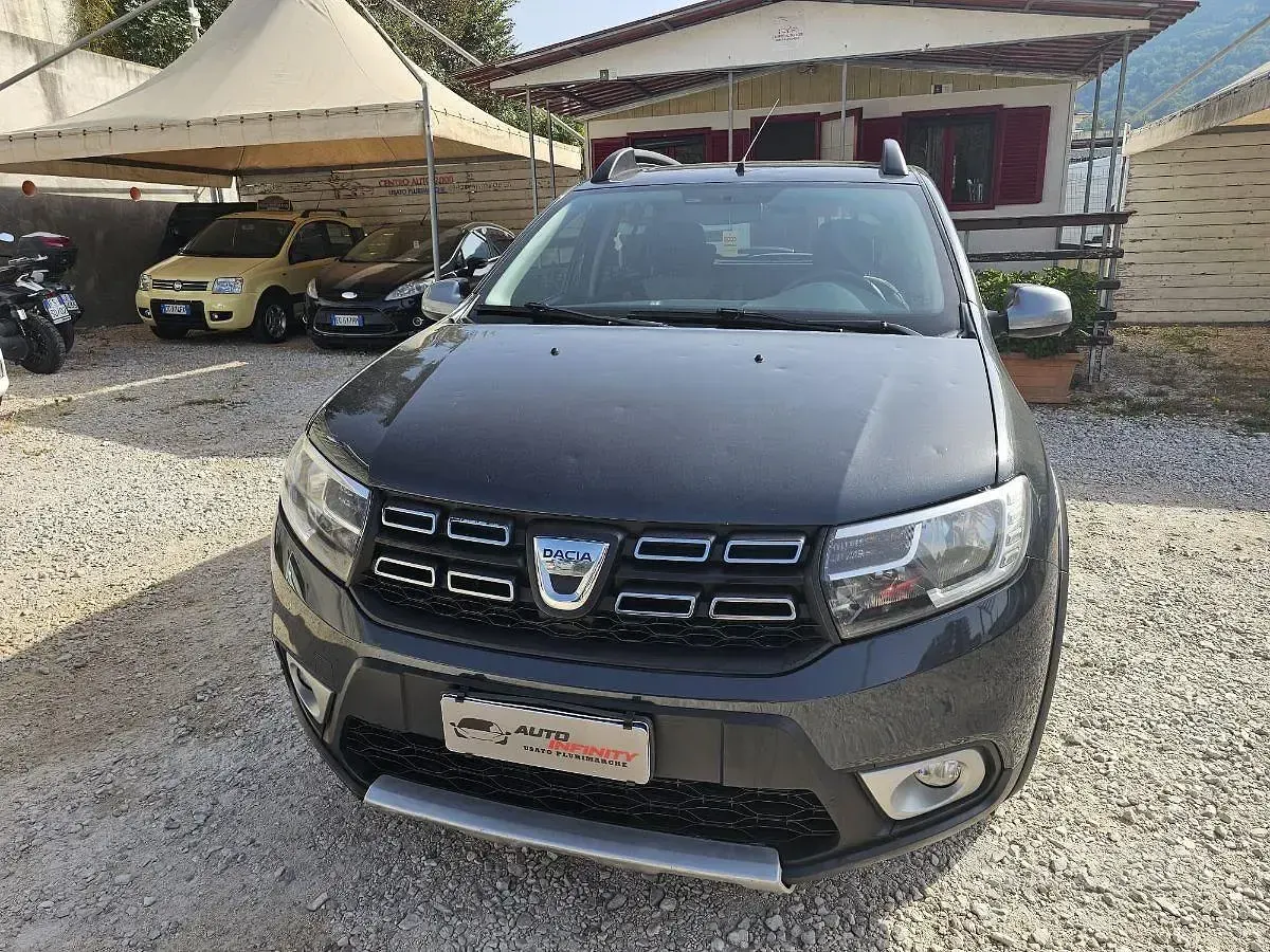Usata Dacia Sandero Stepway 90 CV (66 kW) 2017 Grigio Berlina